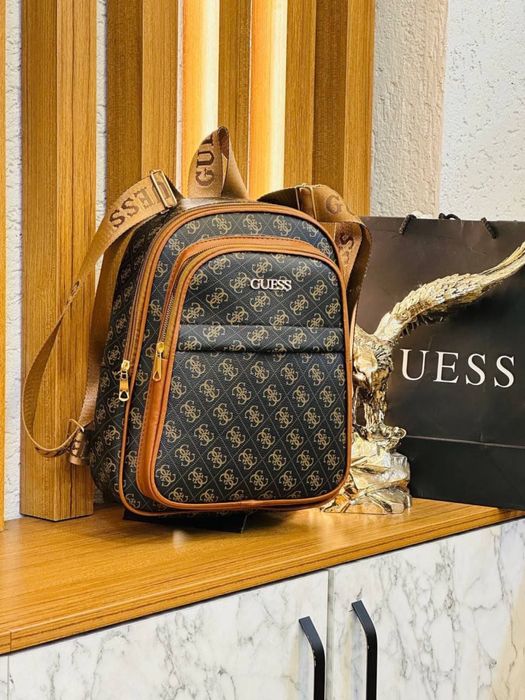 Ghiozdane disponibile multe culori