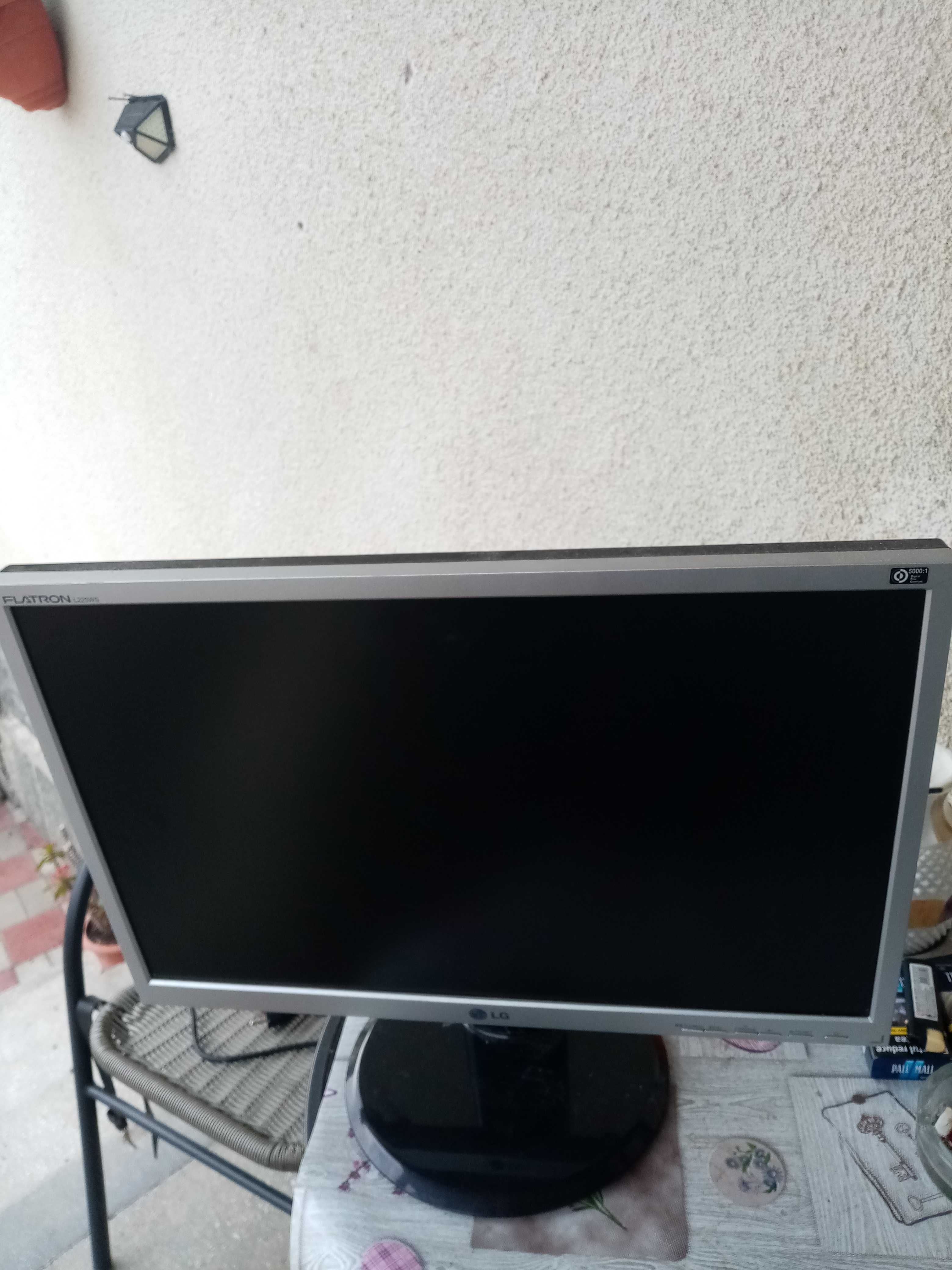 Monitor LG diagonală 56 cm