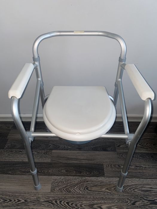 Тоалетен санитарен стол