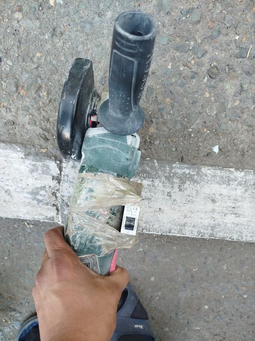 Продам болгарку 115круг фирма Bosch.