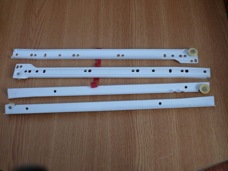 Șină pt. tăblia mobilă destinată tastaturii de PC