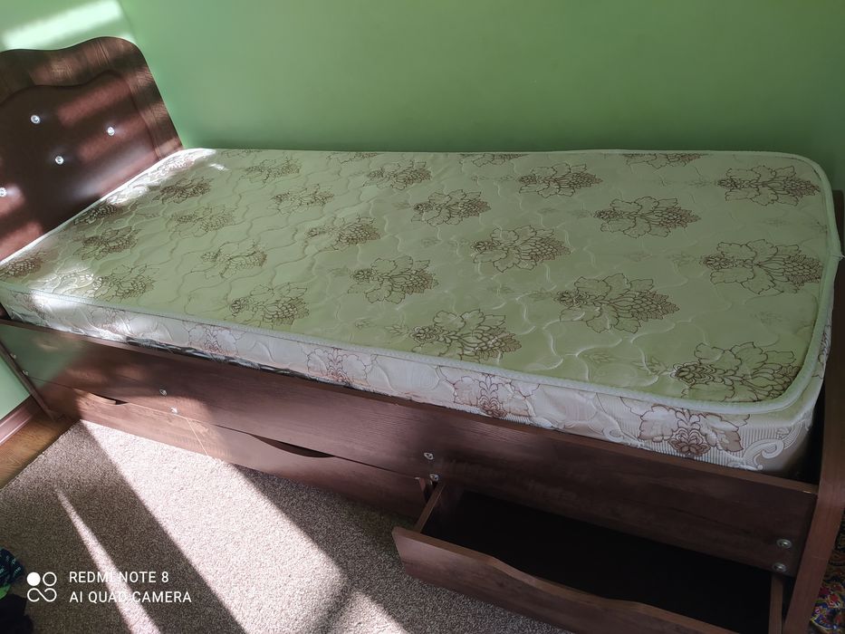 Продаëтся кровать в хорошем состоянии.почти новый. Имеется 3 полки