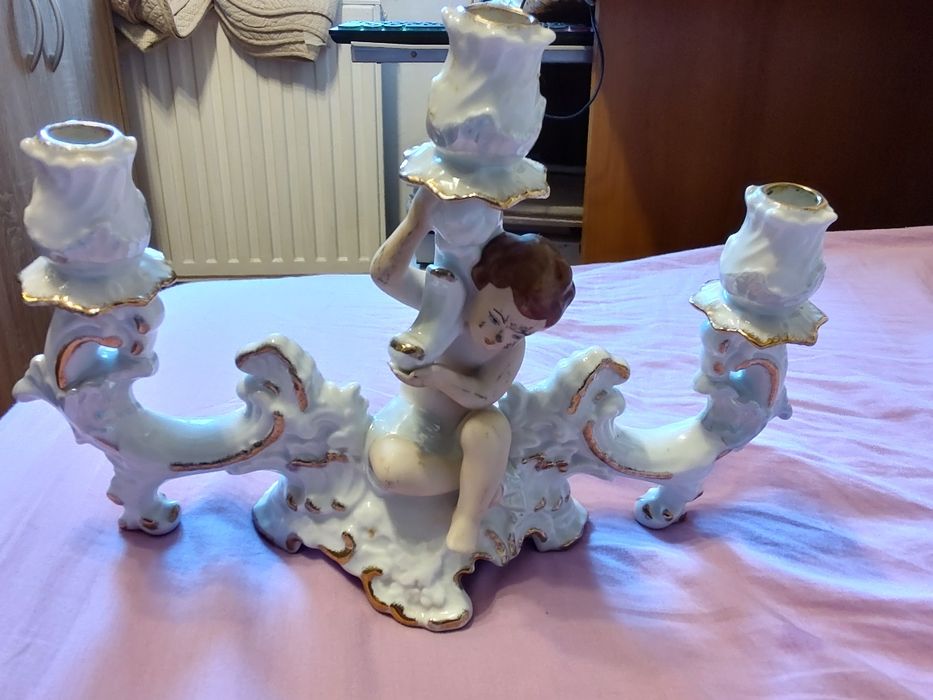 Sfeșnic din porțelan fin ARPO Curtea de Argeș ,decor cu îngeraș