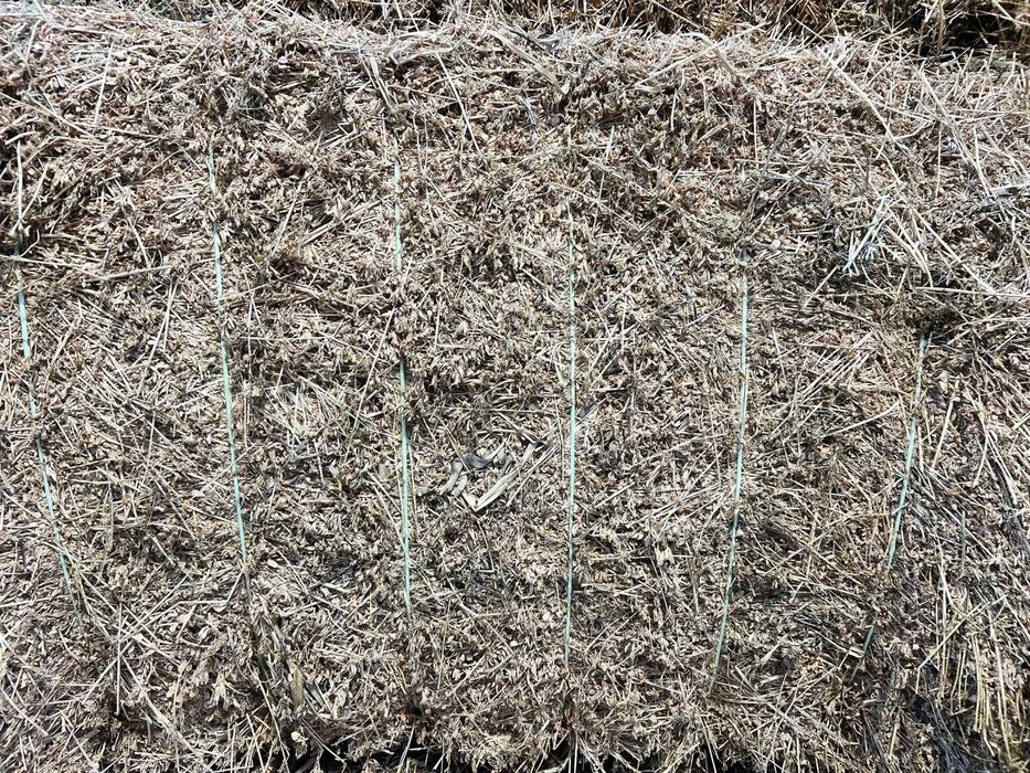 Peleți și baloți de lucernă.