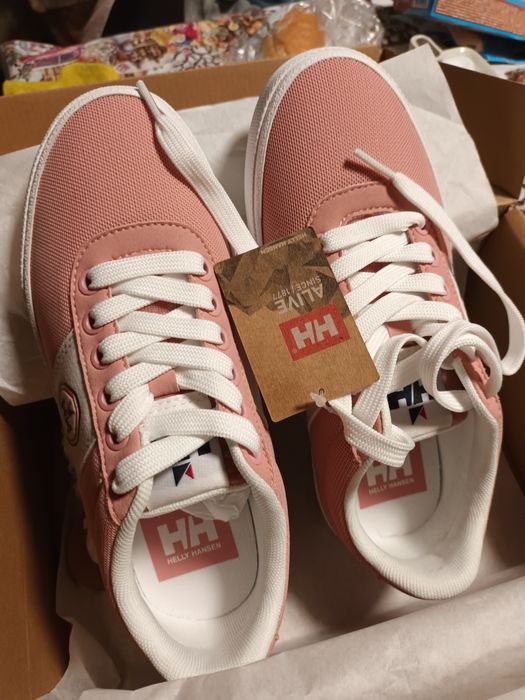 Продавам дамски маратонки Helly Henson размер36