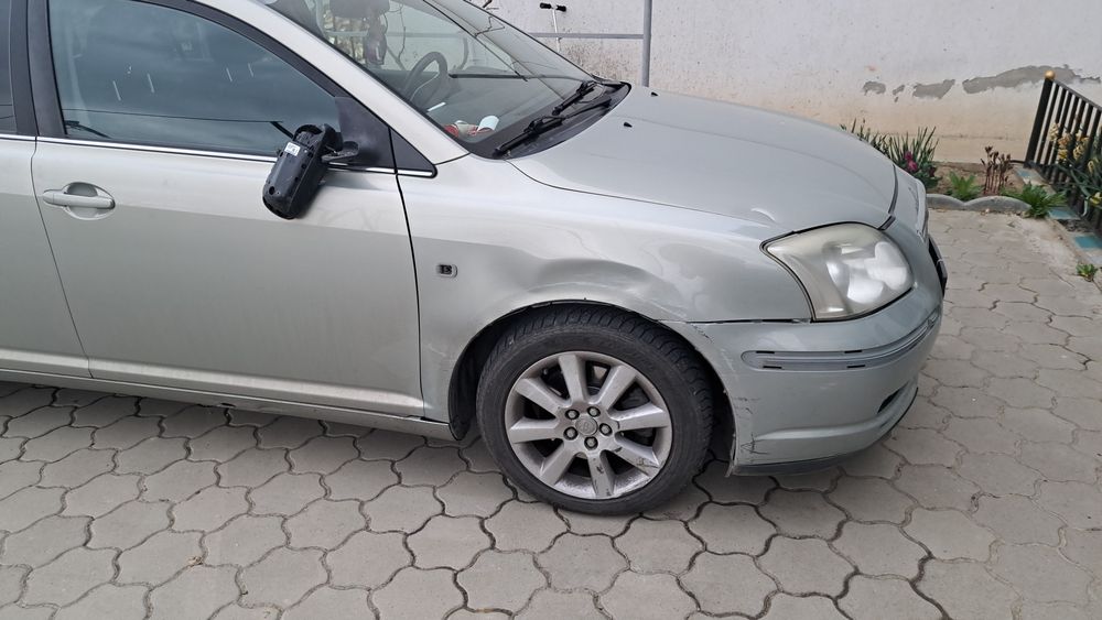Vând Toyota avensis