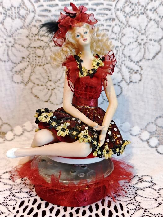 Прелесная фарфоровая кукла на музыкальной подножке