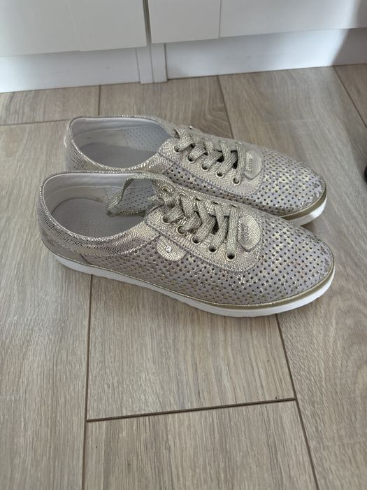 Обувки номер 37,38