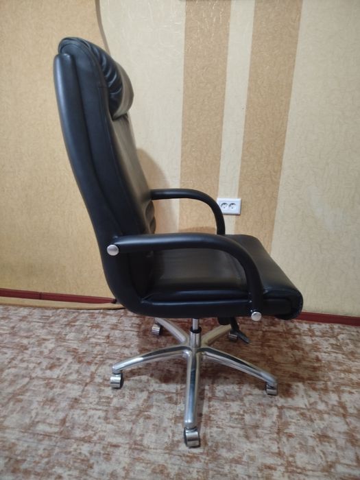 Офисной кресло сотилади