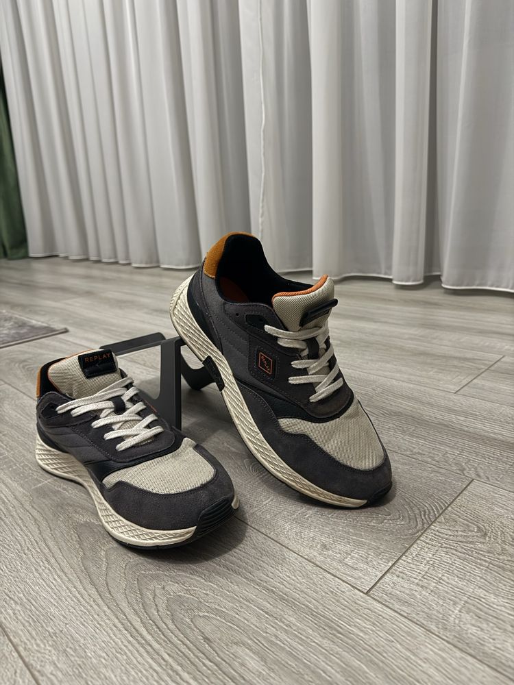 Adidasi Replay, 44