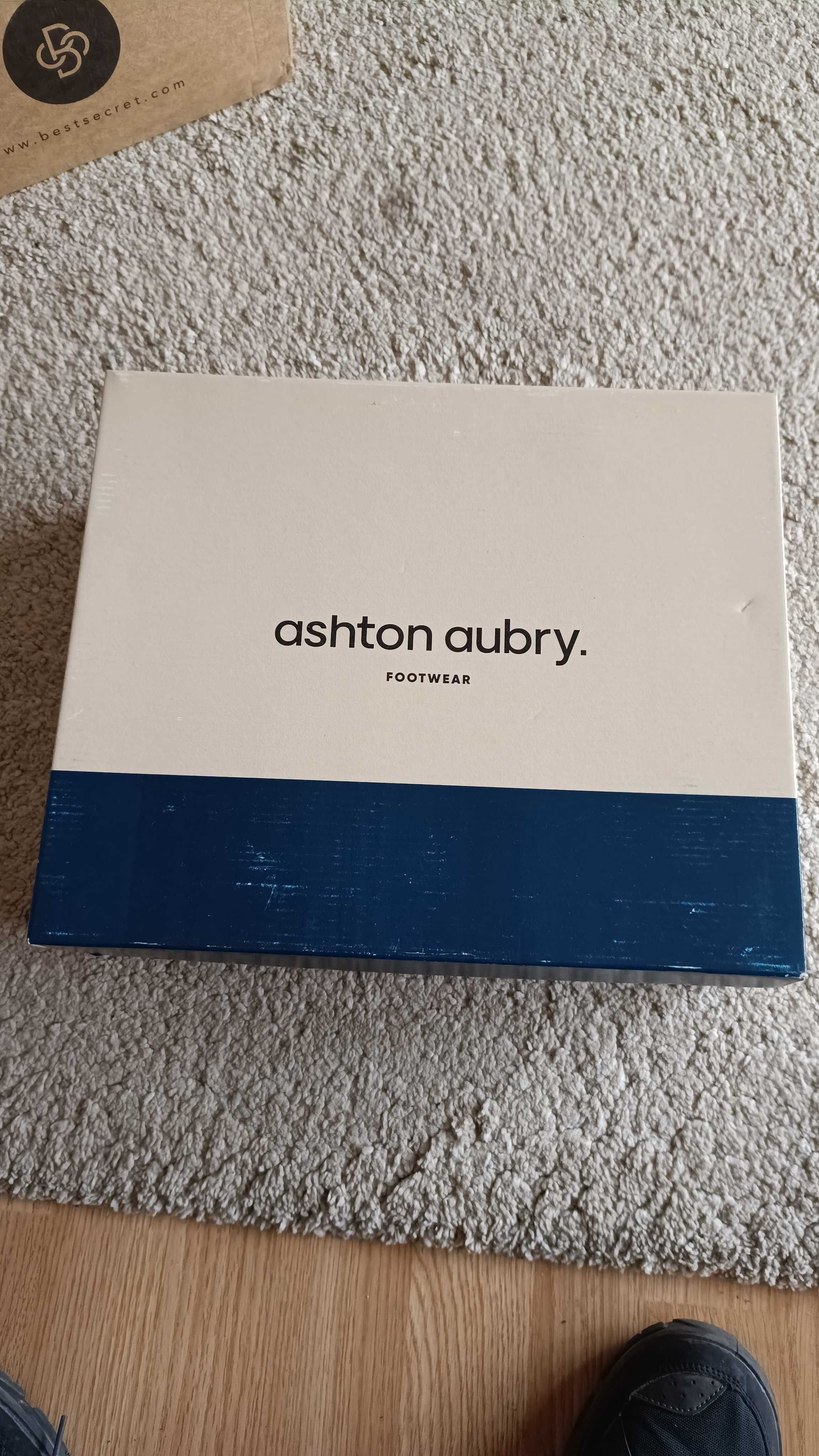 Vând bocanci mărimea 44 Ashton aubry