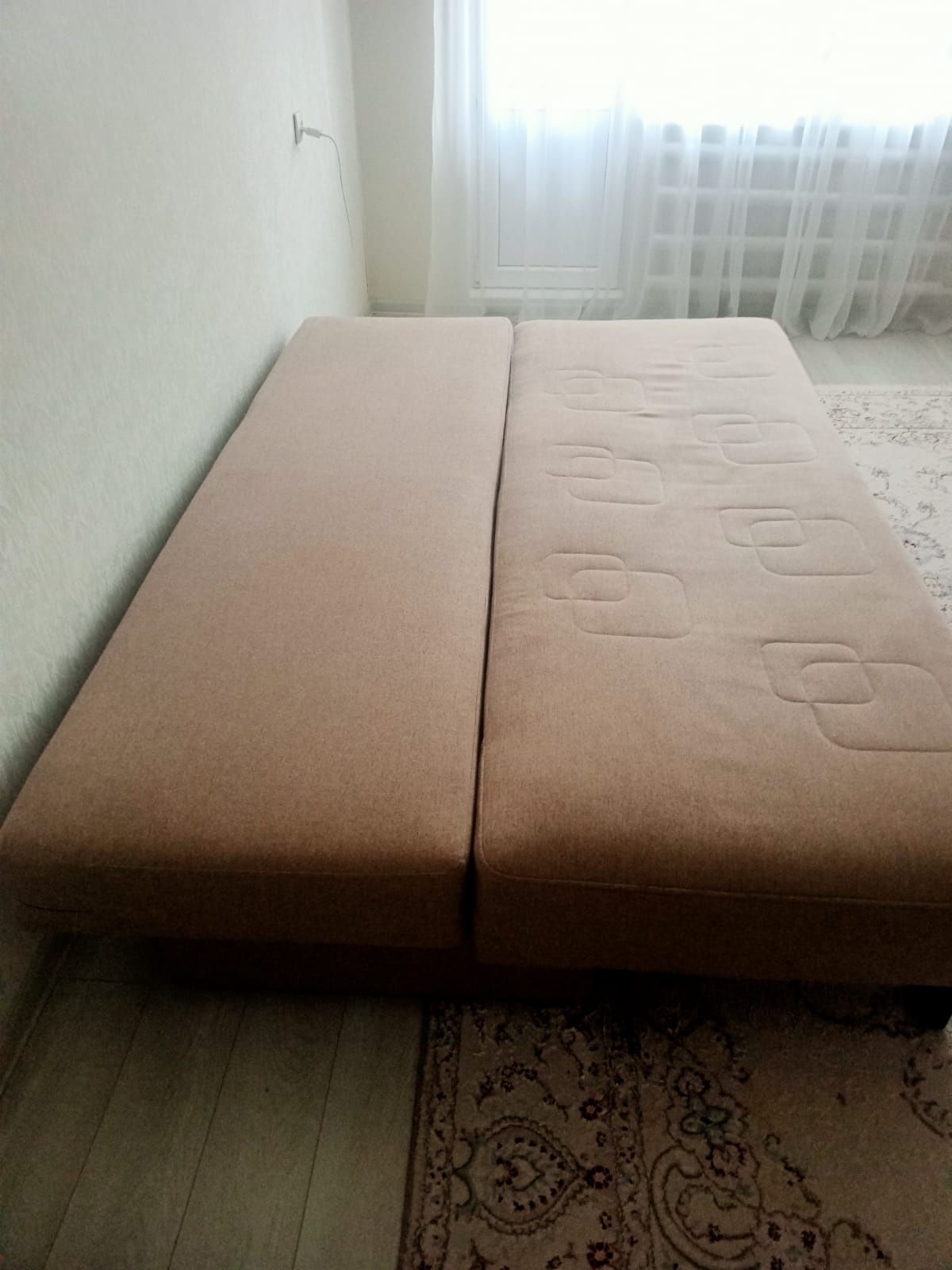 Продам Диван раздвижной хорошем состояние есть место для вещие