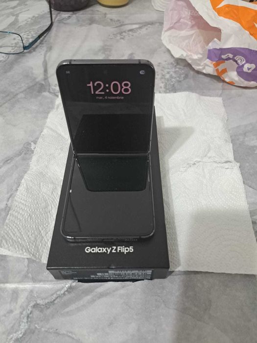 Samsung Galaxy Z Flip5 – Stare excelentă,