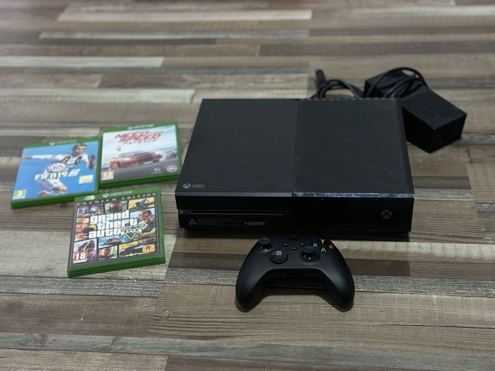 Xbox One + controller + 3 jocuri (GTA V, NFS Payback si Fifa 19)