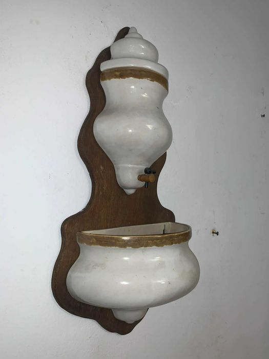 Cismea de perete din porteln cu capac asezata pe lemn