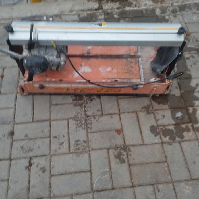 Плиткорез электрический ,в рабочем состоянии