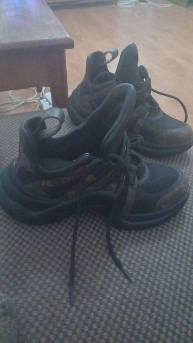 Vand adidasi noi dama Louis Vuitton