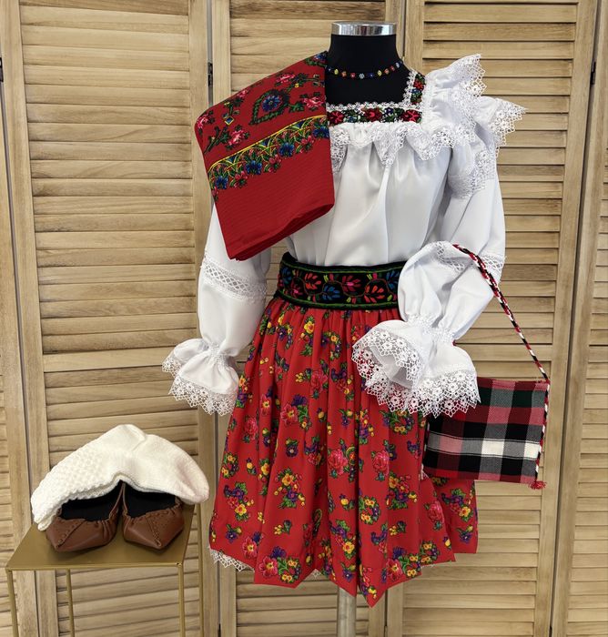 Costum traditional/popular pentru femei de Maramures autentic, complet