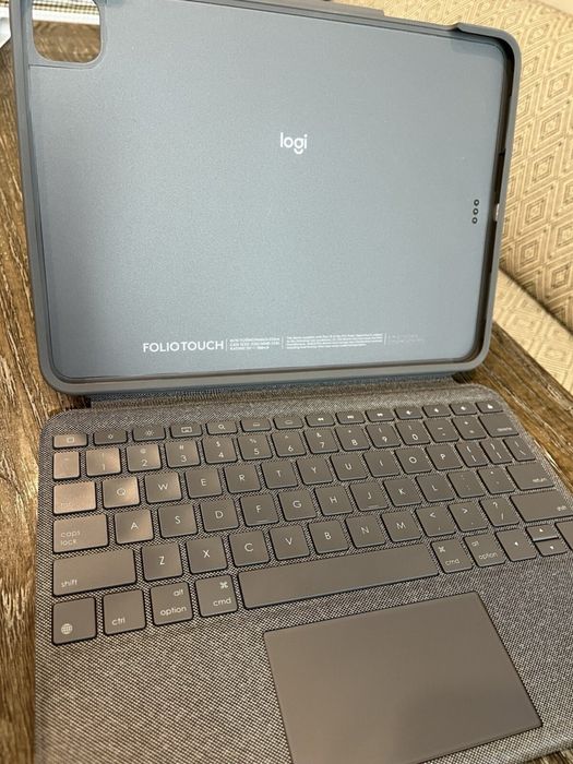 Продаю iPad Air 4 (256 GB, Cellular) + Logitech Folio Touch + Pencil