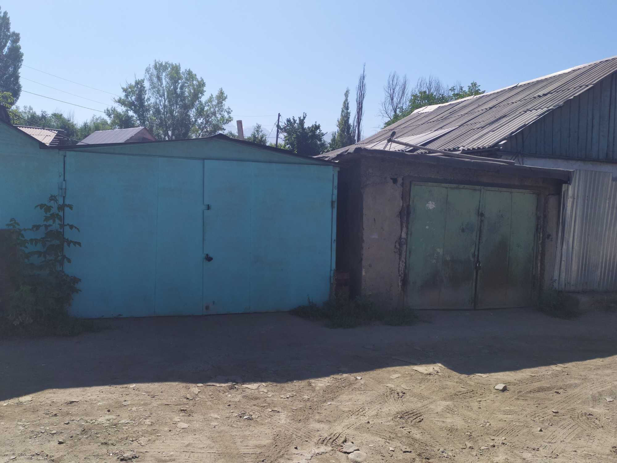 Продам дом в Жетысуйском районе с четырьмя гаражами
