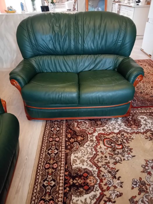 Canapele pele naturală + masă din lemn masiv combinat cu granit .