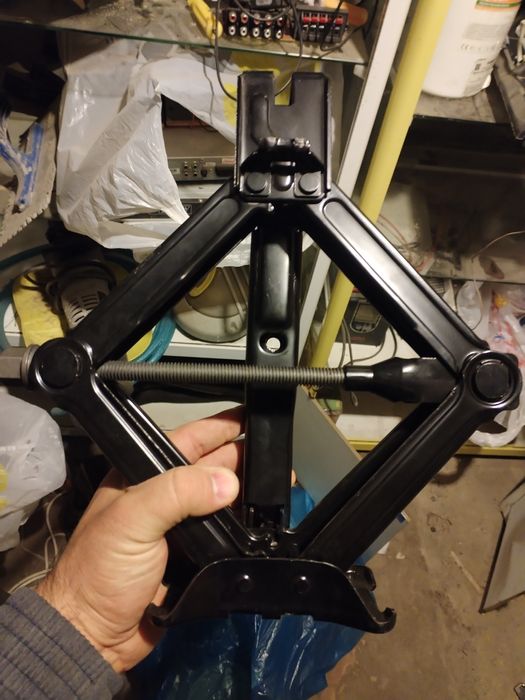 Продам домкрат в отличном состоянии