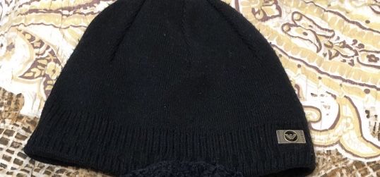 Продаются куртка и шапки.