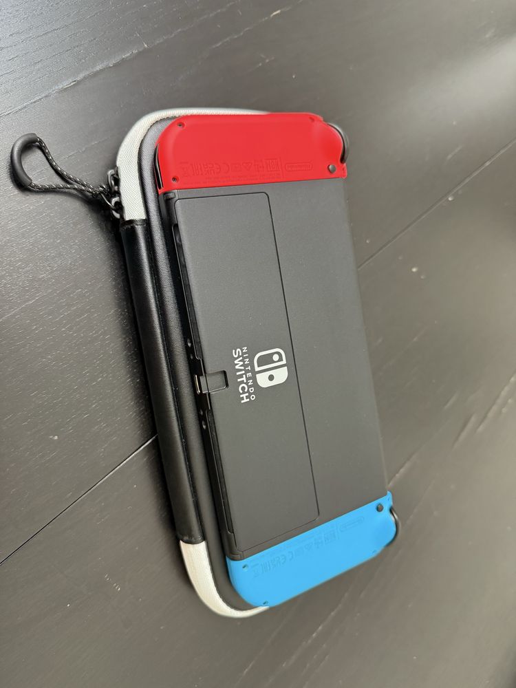 Nintendo Switch 64 GB OLEF 7” + Zelda The Breth of the Wild and Case