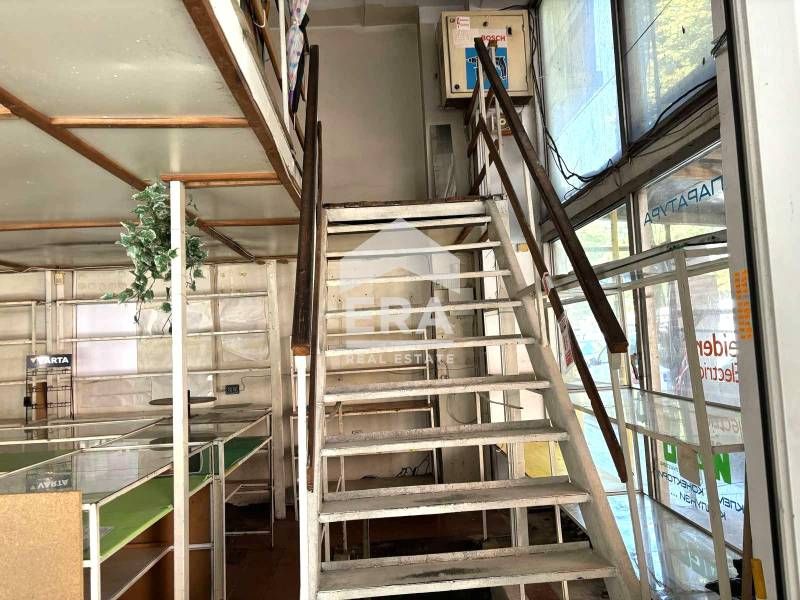 Магазин на три етажа под наем, в обновена сграда Паметник на културата