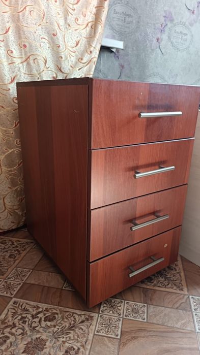 Продам раздвижной стол и тумбочку
