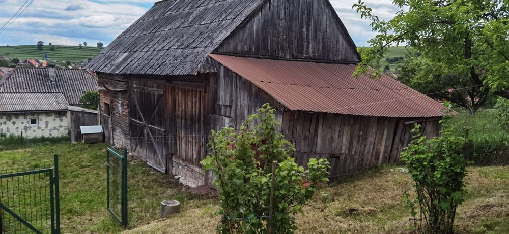 Casa de vanzare cu gradina si curte