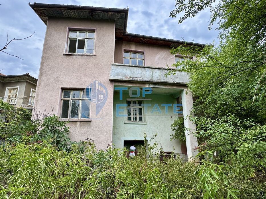 Голяма двуетажна тухлена къща в село Янтра, област Габрово