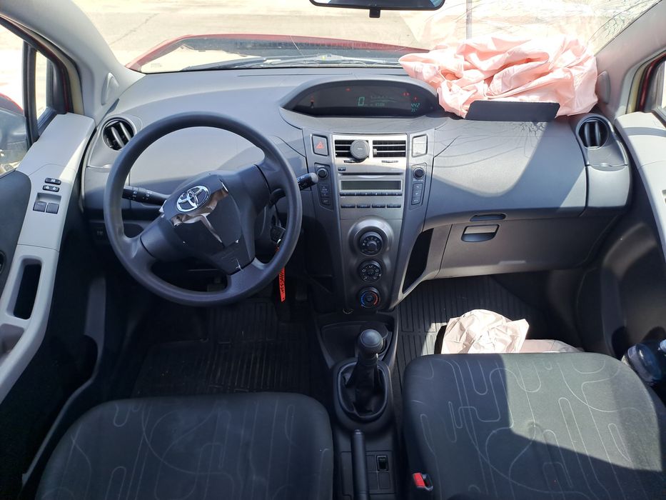 Dezmembrez Toyota yaris , cod motor 1kr-fe