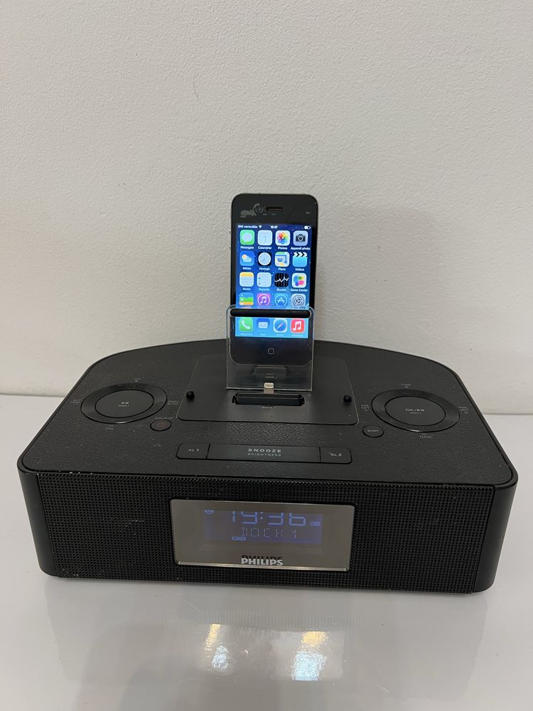Philips Docking Staion Iphone Ipod Ipad Radio Mp3 Link Alarm