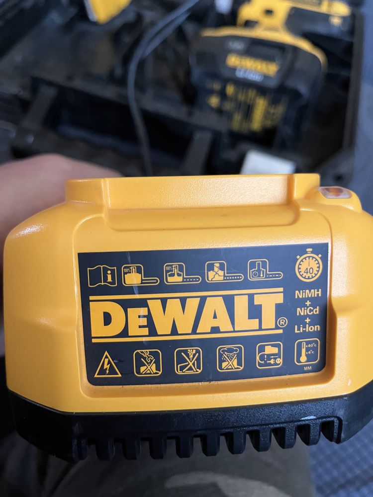 DeWalt original Masina găurit percuție + Incarcator + acumulator