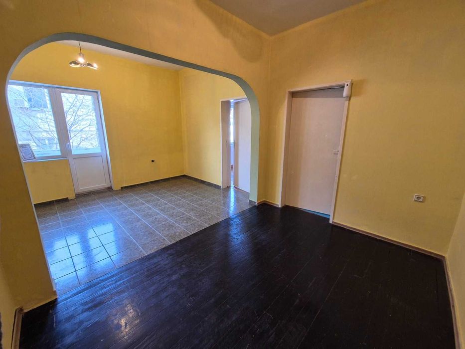 Продава се Двустаен апартамент в Русе, Център - 65 кв.м за 1537 €/кв.м - Снимка #2