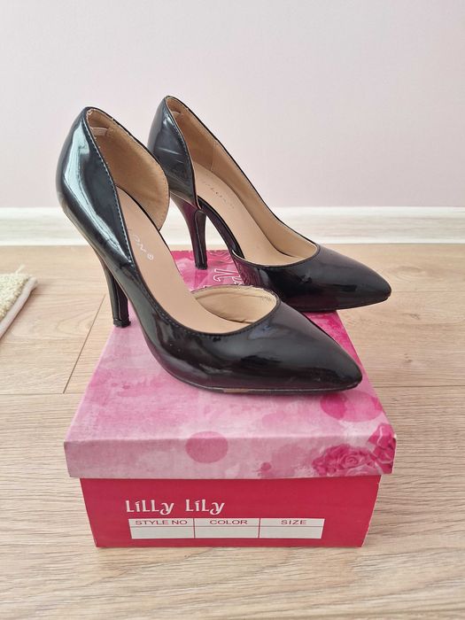 Черни лачени обувки с нисък ток