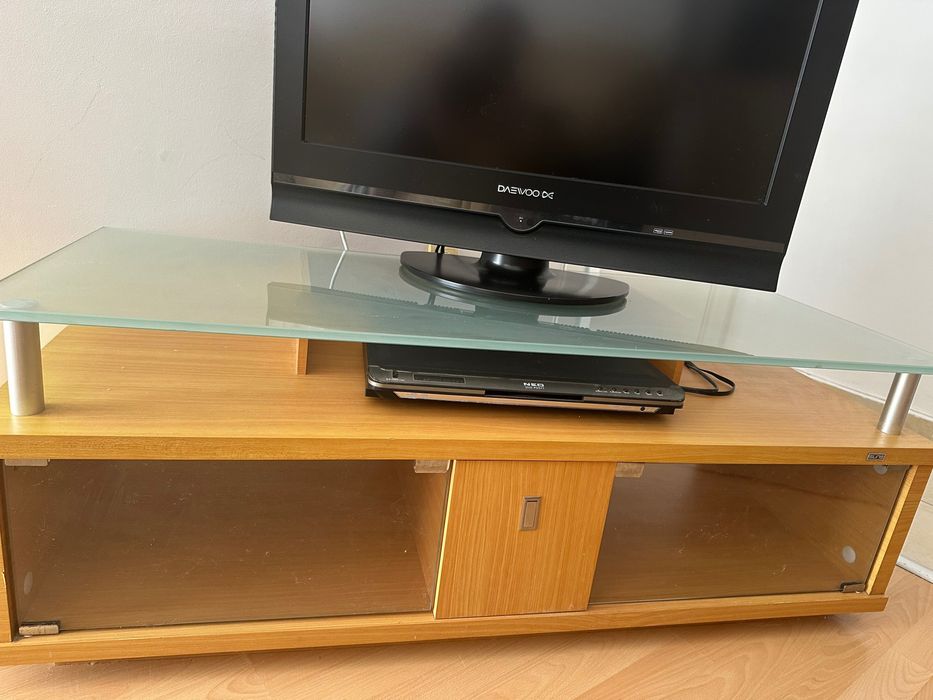 Телевизор, стойка за телевизор