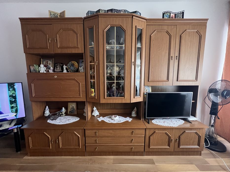 Vand mobila cu vitrina living