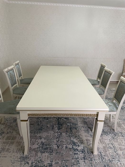 Стол для гостиной комнаты и стулья