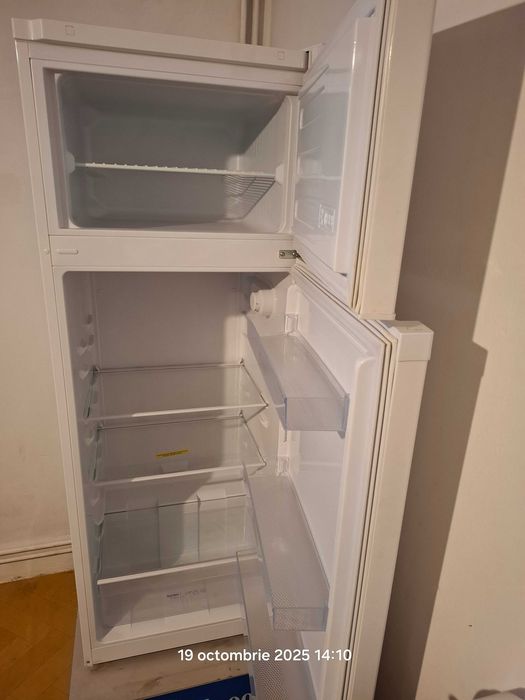 Vând frigider cu două uși Arctic