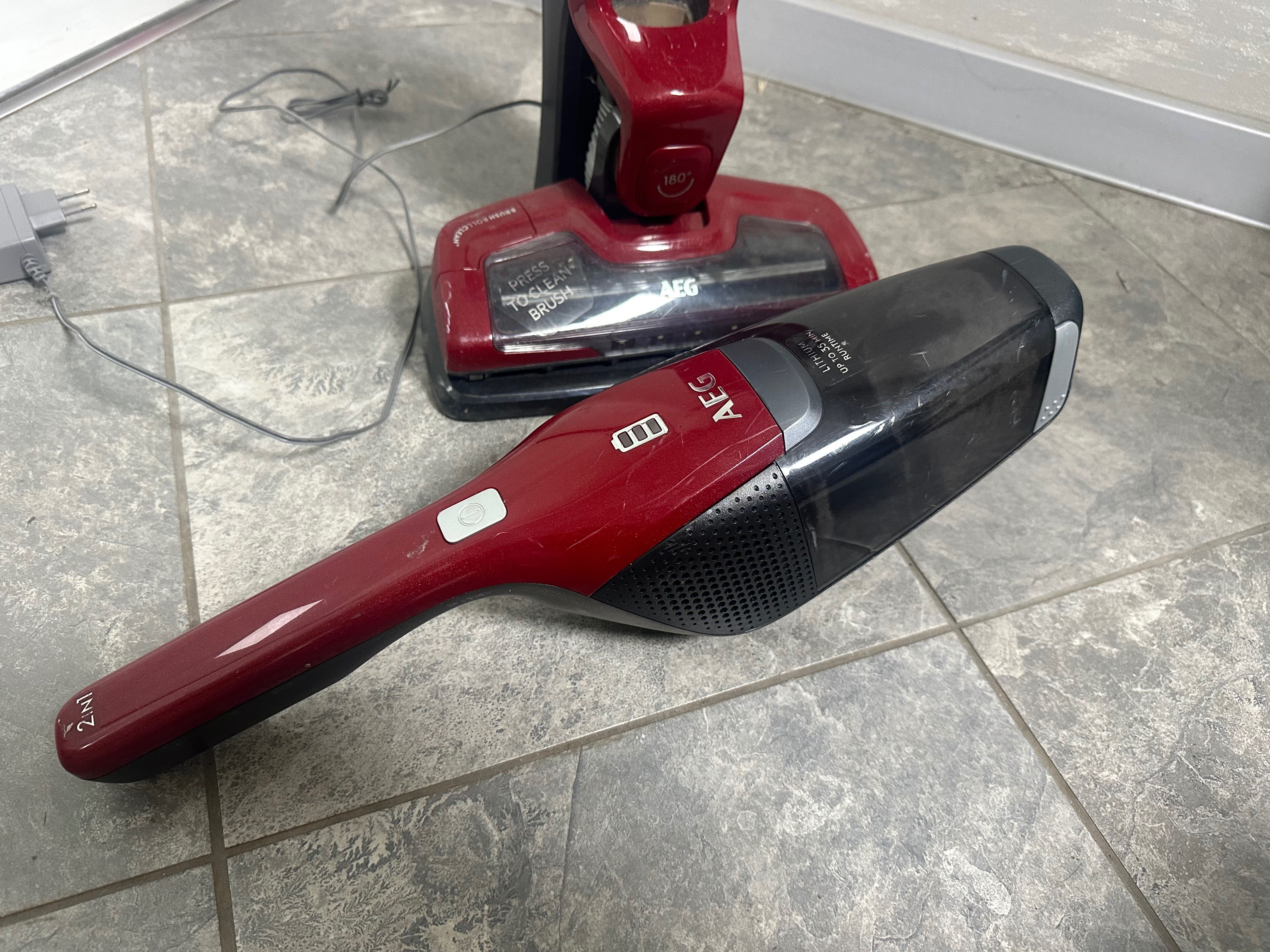 Безкабелна вертикална прахосмукачка AEG 2 в 1  CX7