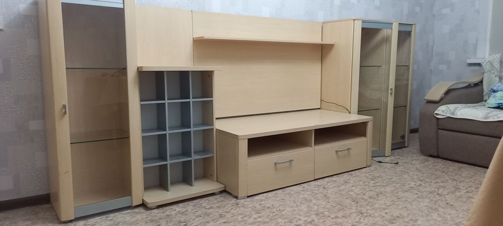 Продам  стенку  для  зала