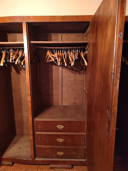 Стар гардероб трикрилен от орех