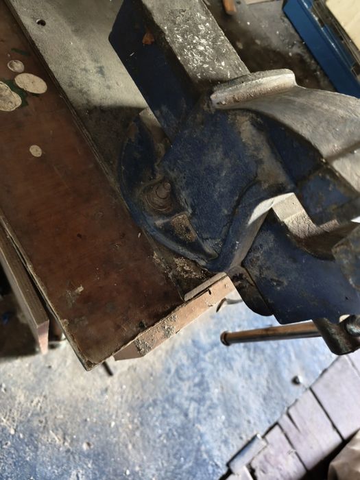 Тиски слесарные  ERON