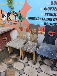 Антикварные деревянные стулья и стол