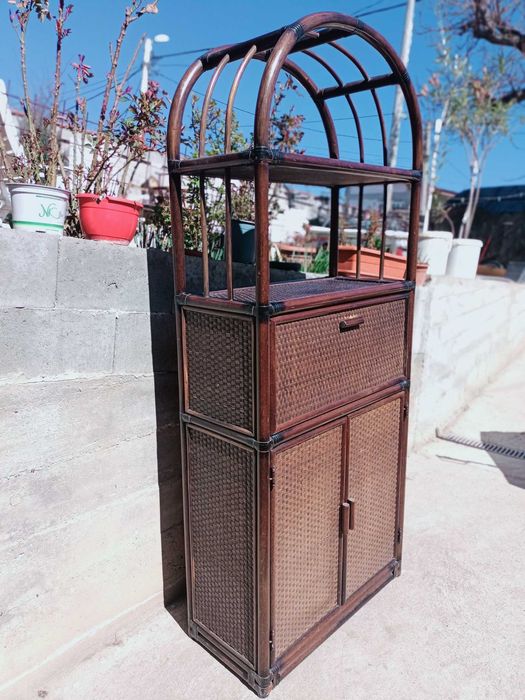 Corp mobilă din lemn masiv. ratan și bambus