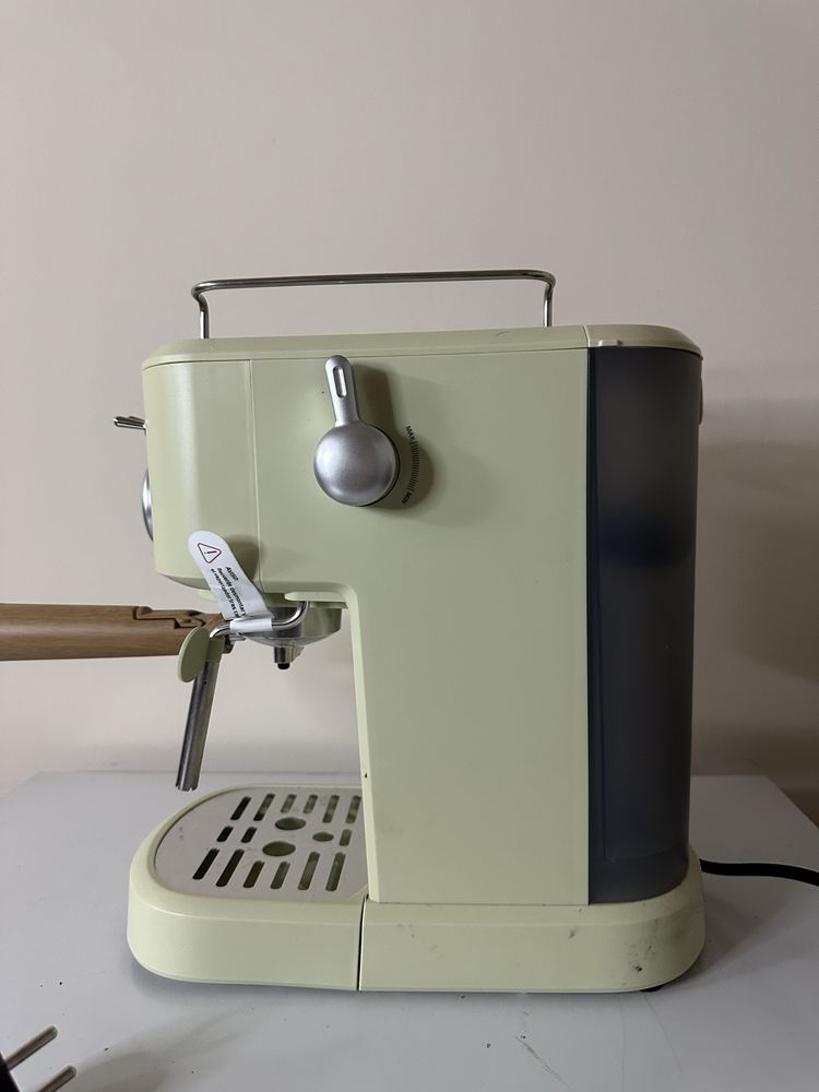 Cecotec Power Espresso 20 Retro Green компактна кафемашина за еспресо.