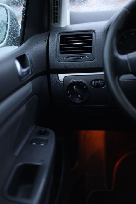 Vând Volkswagen Golf 5 – 1.6 benzină