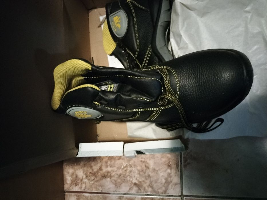 Bocanci lucru nr. 42 noi / Adidasi noi nr 42.